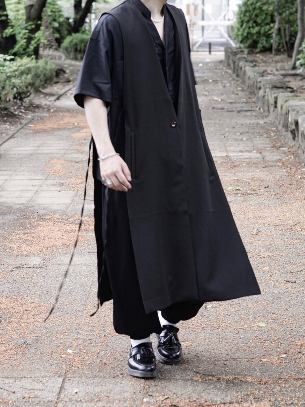 「モード、オールブラック、ラフ、ローファー、ジレ、パールネックレス、バルーンパンツ、Dr.Martens、大学生、これが私をアゲる服」｜「INTER FACTORYのHaku × INTER FACTORY "LAYERED GILLET VEST"（ベスト、ブラック系）」を使った、nanasi_yuugaさん（メンズ・169cm）の春コーディネートの1枚目の写真