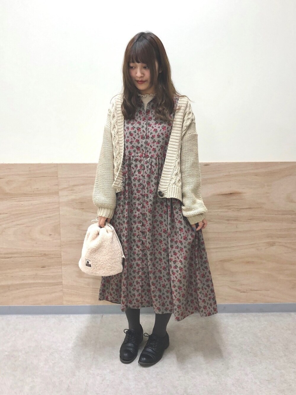 ホワイト系のニット/セーター、ブラウン系のワンピース、ベージュ系のニット/セーターを着用したレディースの冬コーディネートの1枚目の写真