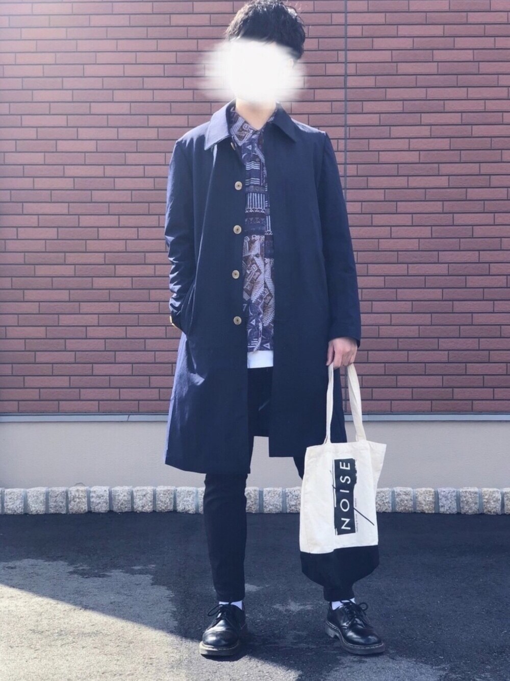 「春、古着MIX、モノトーン、古着、ステンカラーコート、ロングコート、シャツスタイル」｜「INTER FACTORYのINTER FACTORY　ステンカラーコート（ステンカラーコート、ブルー系）」を使った、Taka✼さん（メンズ・175cm）の春コーディネートの1枚目の写真