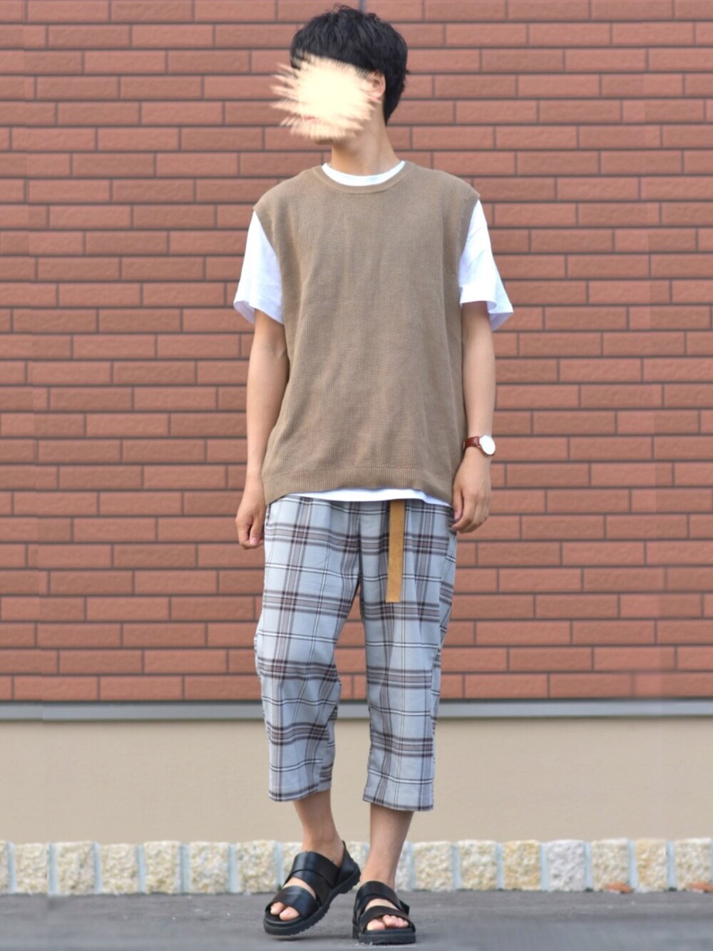 「シンプル、チェックパンツ、カジュアルコーデ、夏コーデ、チェック、ニットベスト、ベージュ」｜「SENSE OF PLACE by URBAN RESEARCHのニットベスト（ニット/セーター、ベージュ系）」を使った、Taka✼さん（メンズ・175cm）の春コーディネートの1枚目の写真