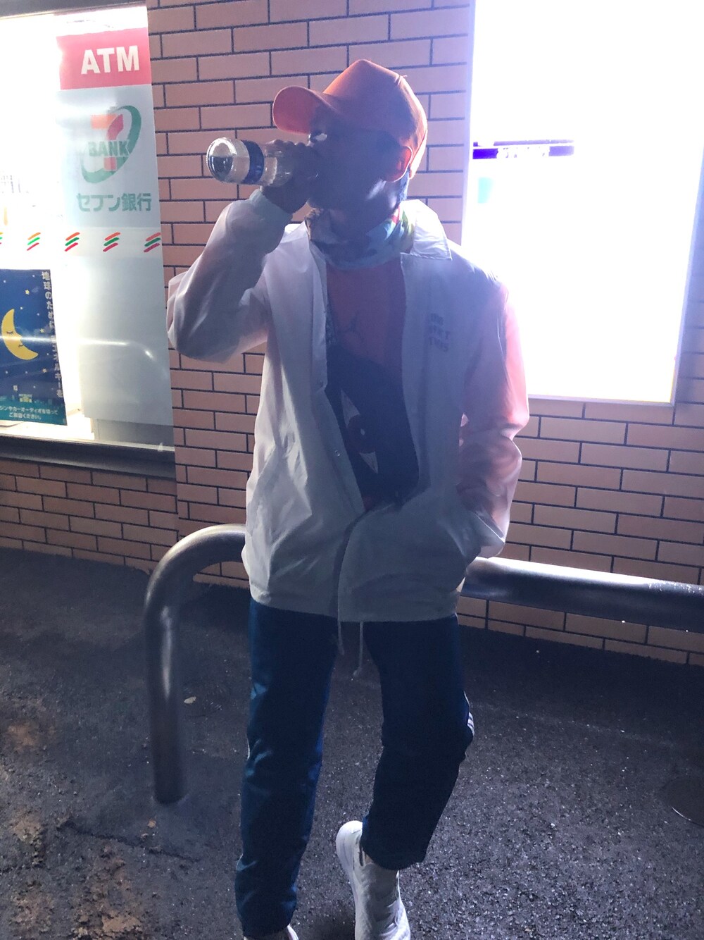 「ネオンカラー、ストリート、スニーカー、ストリートMIX、低身長」｜「AZUL by moussyのコブラプリント COACH JACKET（ブルゾン、ホワイト系）」を使った、禁酒中の人さん（メンズ・163cm）の冬コーディネートの1枚目の写真