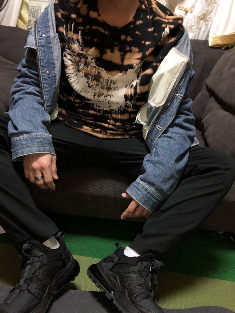 「ビッグシルエット、春コーデ、スニーカー、ストリートMIX、NIKE、ユニクロ、guess」｜「GuessのSTRANGE PARADISE GRAPHIC L/S TEE（Tシャツ/カットソー、その他）」を使った、禁酒中の人さん（メンズ・163cm）の冬コーディネートの1枚目の写真