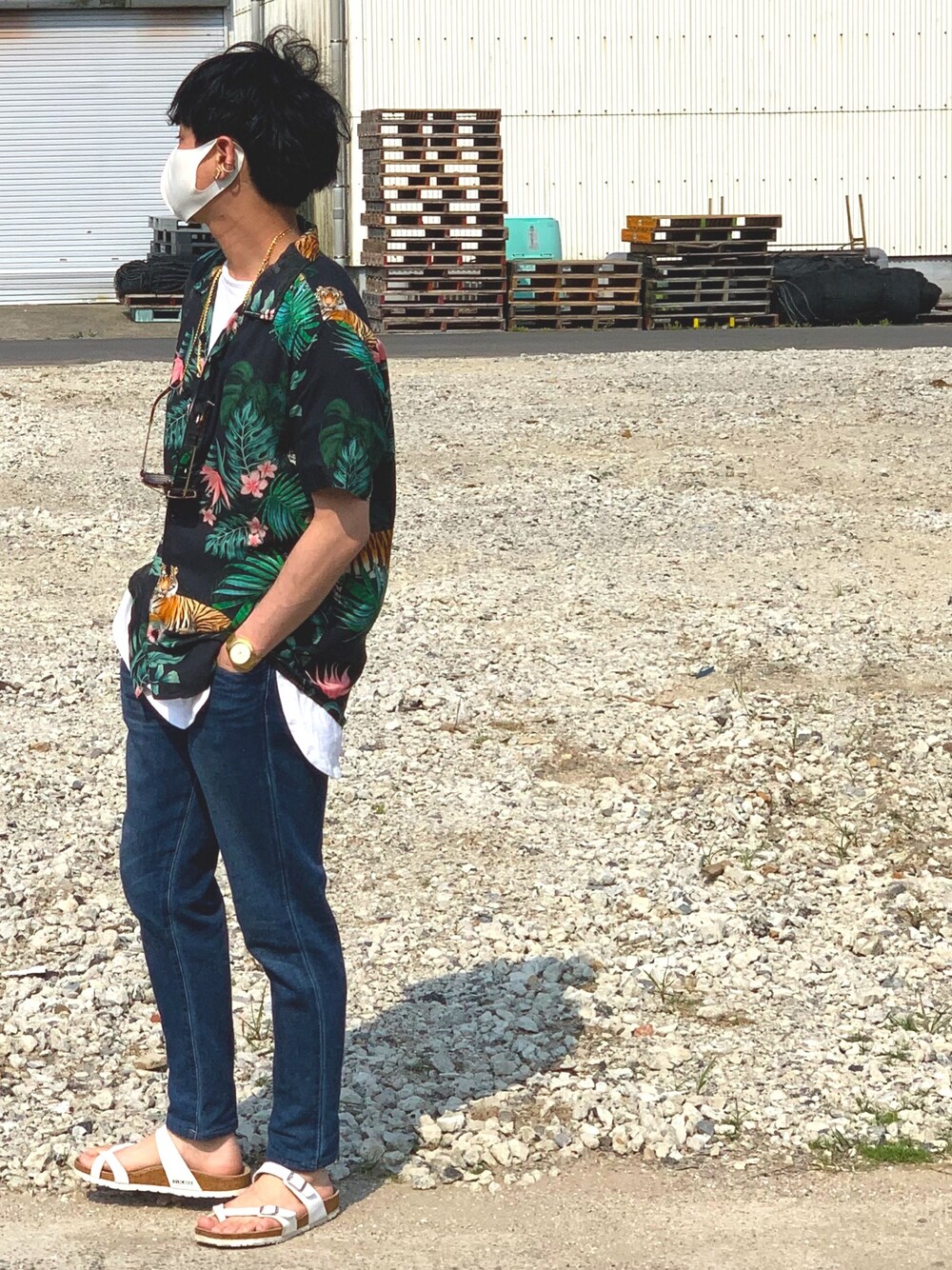 「カジュアル、夏コーデ、サンダル」｜「GuessのROGAN WILD JUNGLE SHIRT（シャツ/ブラウス、ブラック系）」を使った、禁酒中の人さん（メンズ・163cm）の春コーディネートの1枚目の写真