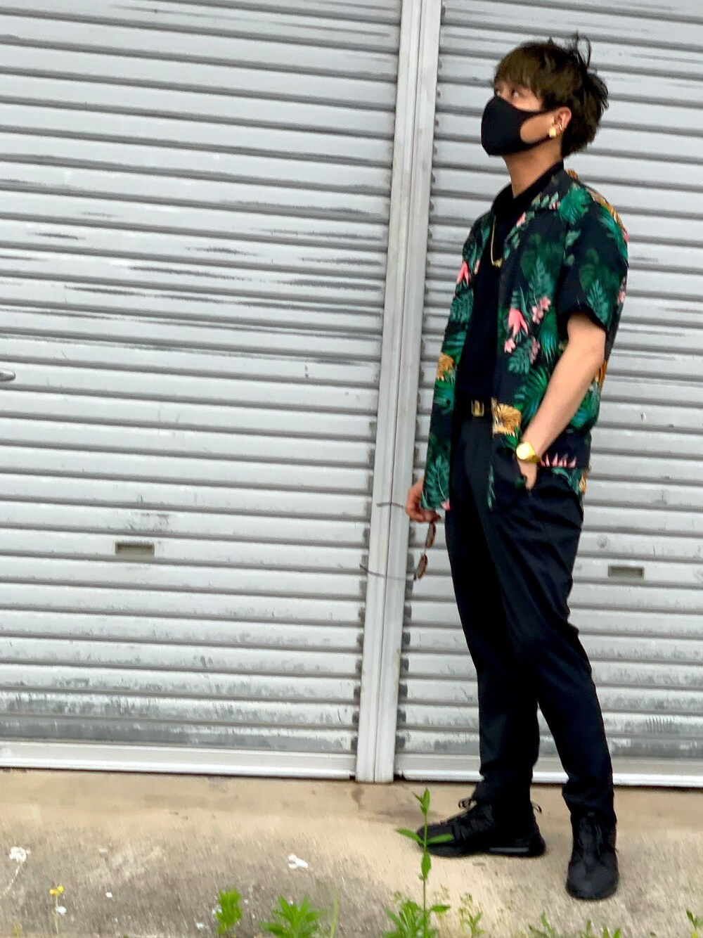 「夏コーデ、アロハシャツ、黒、ブラック」｜「GuessのROGAN WILD JUNGLE SHIRT（シャツ/ブラウス、ブラック系）」を使った、禁酒中の人さん（メンズ・163cm）の春コーディネートの1枚目の写真