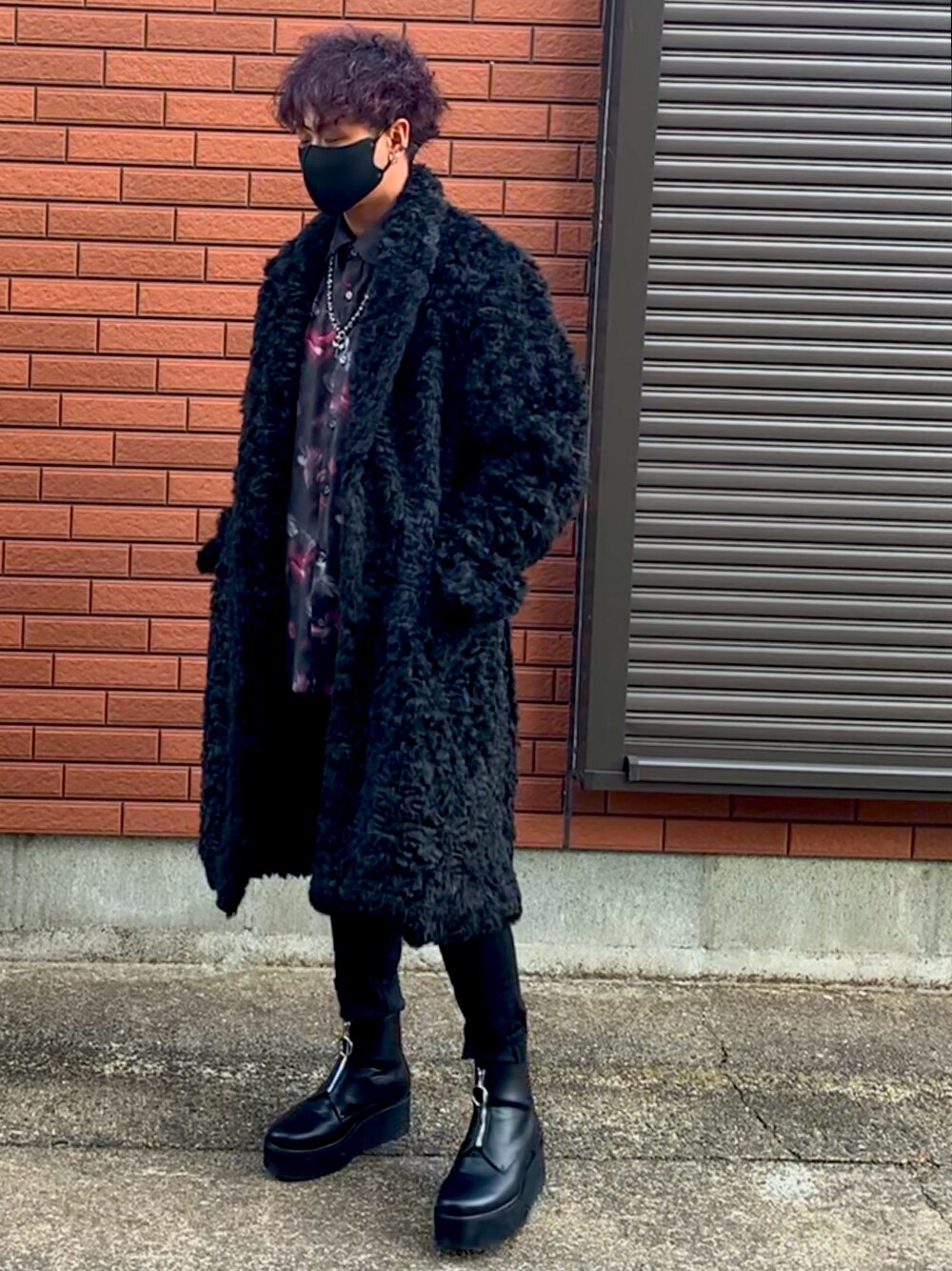 「秋冬コーデ、ブーツ、黒スキニー、黒コーデ、柄シャツ、派手、コート」｜「NOISE MAKERのチェスターコート（チェスターコート、ブラック系）」を使った、禁酒中の人さん（メンズ・165cm）の冬コーディネートの1枚目の写真