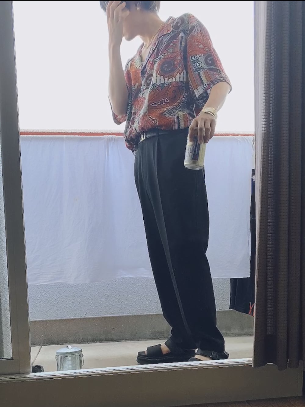 「夏コーデ、Dr.Martens、これが私をアゲる服、おしゃれさんと繋がりたい、柄シャツ、プチプラ」｜「LEGENDAの長袖シャツ（シャツ/ブラウス、レッド系）」を使った、禁酒中の人さん（メンズ・165cm）の春コーディネートの1枚目の写真