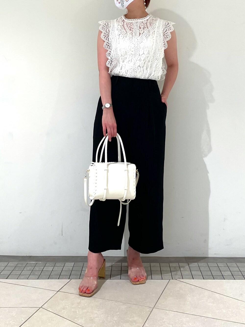 「レースブラウス、キレイめカジュアル、黒パンツ、ミニバッグ」｜「Samantha Thavasaのかがりデザインボックスバッグ（ハンドバッグ、ホワイト系）」を使った、hamanoirodori01さん（レディース・152cm）の夏コーディネートの1枚目の写真