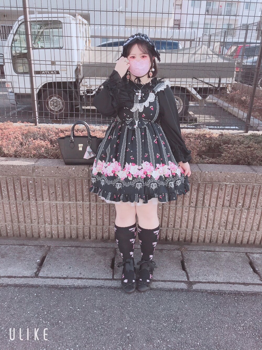 「ロリィタ、BABY, THE STARS SHINE BRIGHT、チェリーローズ、黒」｜「BABY,THE STARS SHINE BRIGHTのアイテム（ジャンパースカート、ブラック系）」を使った、しろうさぎさん（レディース・155cm）の冬コーディネートの1枚目の写真