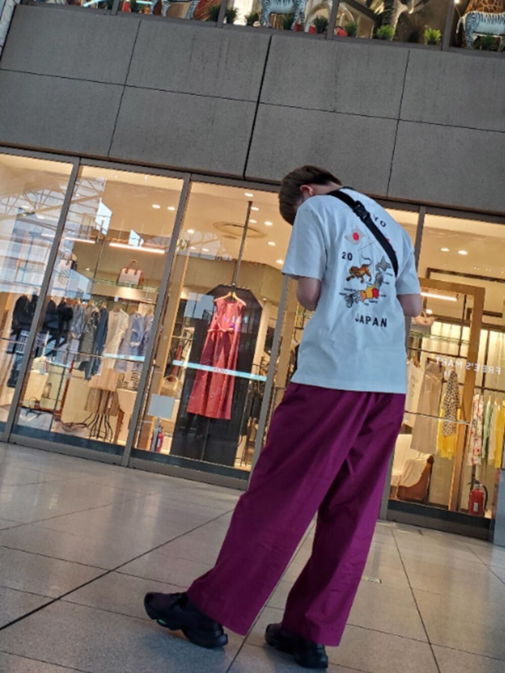 「カジュアルコーデ、カラーパンツ、ラクチンコーデ、パンツスタイル、夏コーデ、スニーカー、白Tシャツ、オトナカジュアル」｜「VANSのVANS/ヴァンズ TOKYO SOUVENIR S/S TEE 半袖Tシャツ（Tシャツ/カットソー、ホワイト系）」を使った、MaaaaaaKoさん（レディース・168cm）の夏コーディネートの1枚目の写真