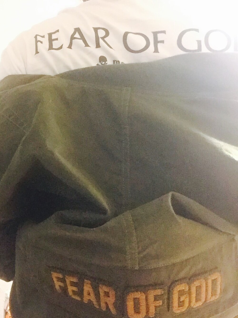 「fear of god、READYMADE、mastermind JAPAN、ボンバージャケット、男は背中で語る、マスターマインドジャパン、コーディネート、限定40着、レディーメイド、ロックTシャツ」｜「Fear of God Los Angelesのfear of god × mastermindjapan（Tシャツ/カットソー、ホワイト系）」を使った、まぁ坊さん（メンズ・178cm）の冬コーディネートの1枚目の写真
