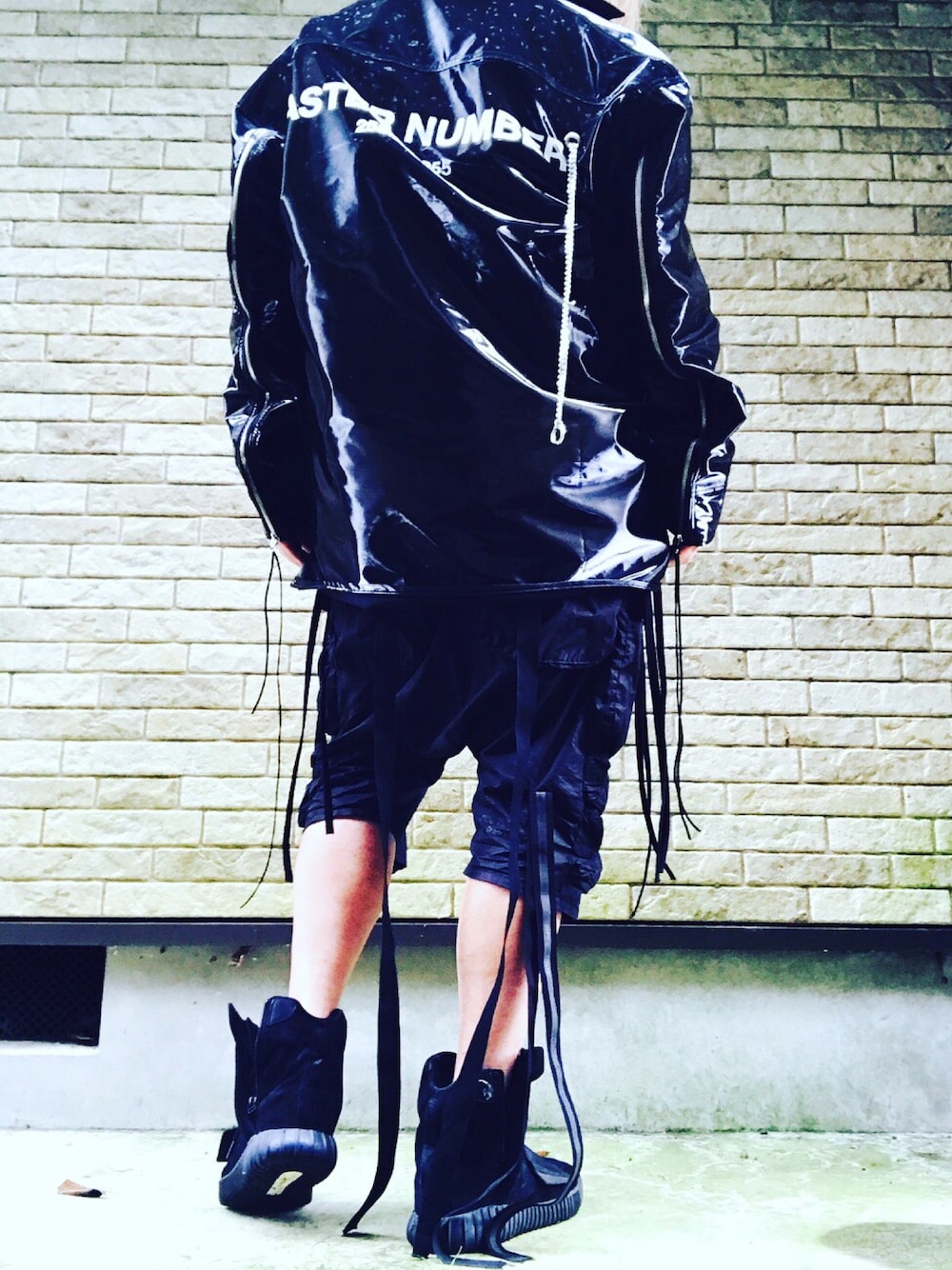 「masternumber、BENTAVERNITI UNRAVELPROJECT、unravel project、アンレーベルプロジェクト、マスターナンバー、yeezyboost750、オールブラック、黒コーデ、ﾄﾞﾛｰｽﾄﾘﾝｸﾞ、韓国ファッション」｜「masternumberのアイテム（ブルゾン、ブラック系）」を使った、まぁ坊さん（メンズ・178cm）の夏コーディネートの1枚目の写真