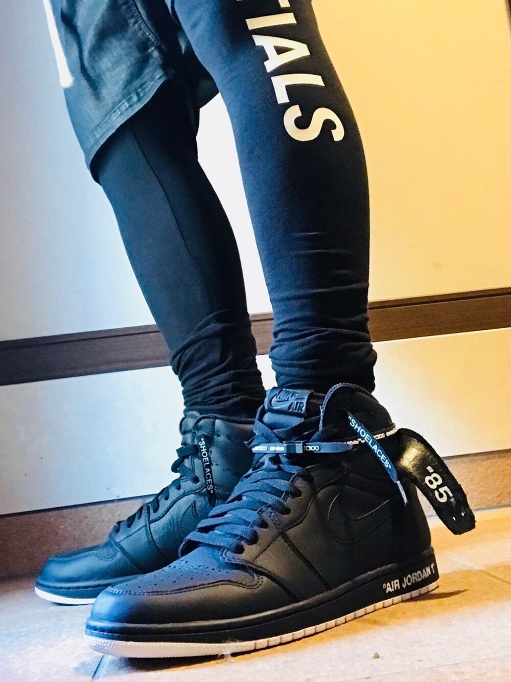 「ESSENTIALS、fogEssentials、エッセンシャルズ、エアジョーダン、カスタムスニーカー、Jimmy Choo、jimmychoo×offwhite、off white、ジミーチュウ×オフホワイト、ラバーブレス」｜「essentialsのアイテム（レギンス/スパッツ、ブラック系）」を使った、まぁ坊さん（メンズ・178cm）の春コーディネートの1枚目の写真