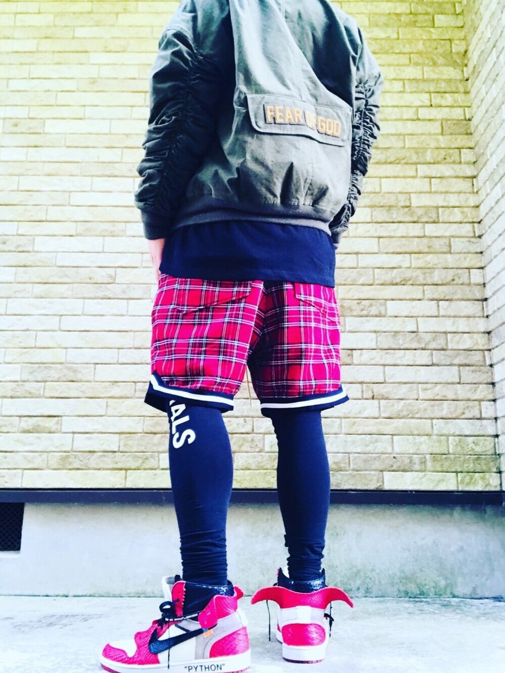 「READYMADE、readymade×fear of  god、ESSENTIALS、fogEssentials、RHUDE、ボンバージャケット、コンプレッションタイツ、エアジョーダン1、fear of god、jimmy choo× offwhite」｜「fear of god × readymadeのアイテム（ミリタリージャケット、グリーン系）」を使った、まぁ坊さん（メンズ・178cm）の春コーディネートの1枚目の写真