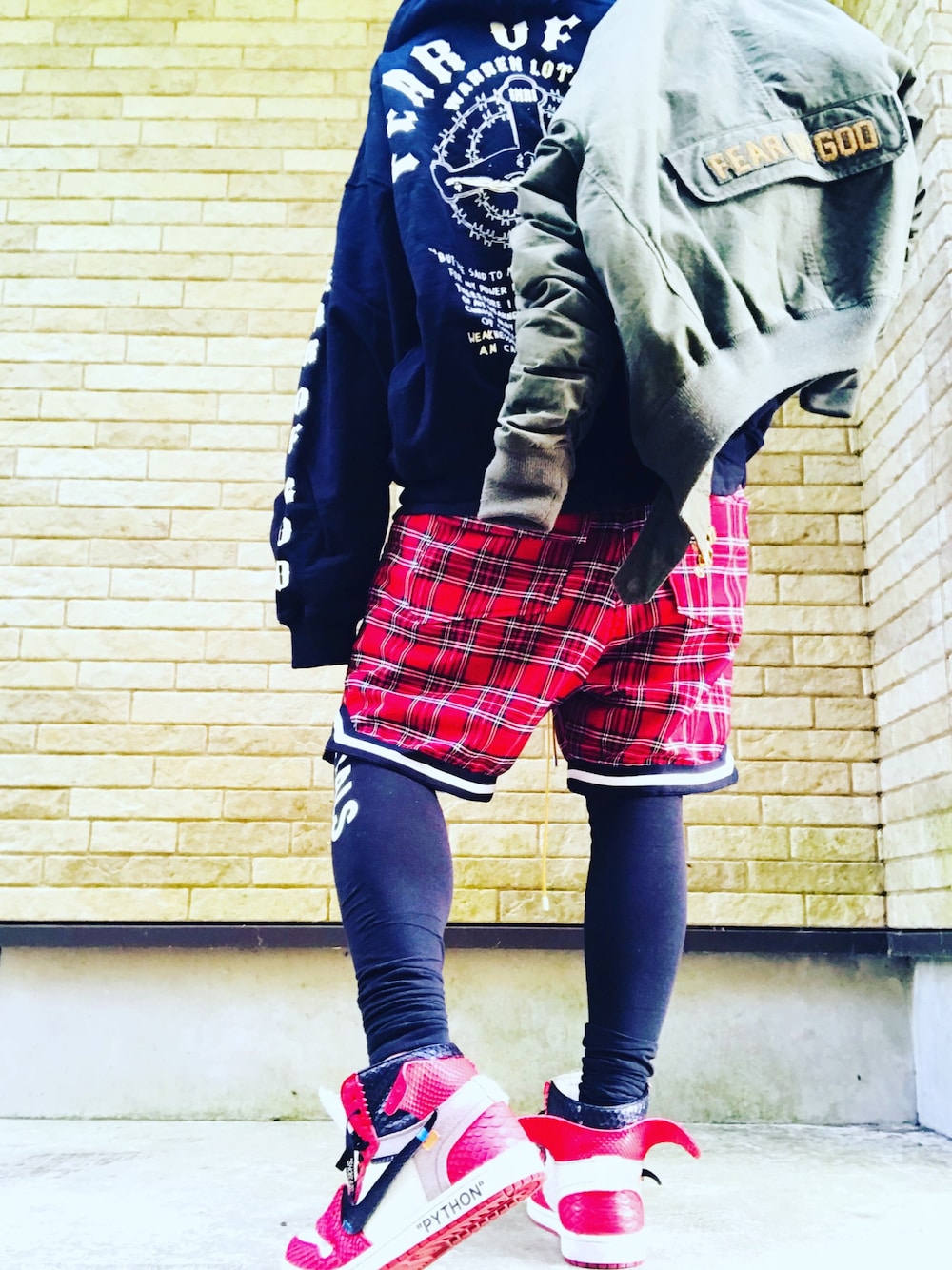 「READYMADE、FEAR OF GOD×readymade、fear of god×warrenlotus、ESSENTIALS、fogEssentials、off white、カスタムスニーカー、RHUDE、Chrome Hearts、ボンバージャケット」｜「fear of god×warrenlotusのアイテム（パーカー、ブラック系）」を使った、まぁ坊さん（メンズ・178cm）の春コーディネートの1枚目の写真