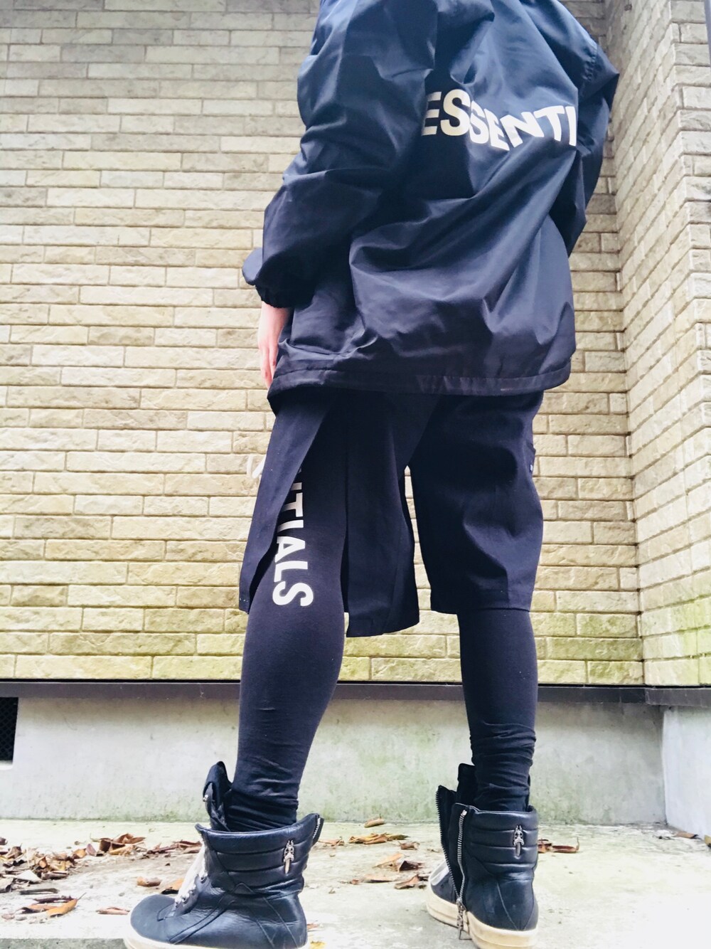 「ESSENTIALS、fogEssentials、vetements、Chrome Hearts、chromehearts×rickowens、エッセンシャルズ、ヴェトモン、クロムハーツ、クロムハーツ×リックオウエンス、RICK OWENS」｜「essentialsのアイテム（ナイロンジャケット、ブラック系）」を使った、まぁ坊さん（メンズ・178cm）の春コーディネートの1枚目の写真