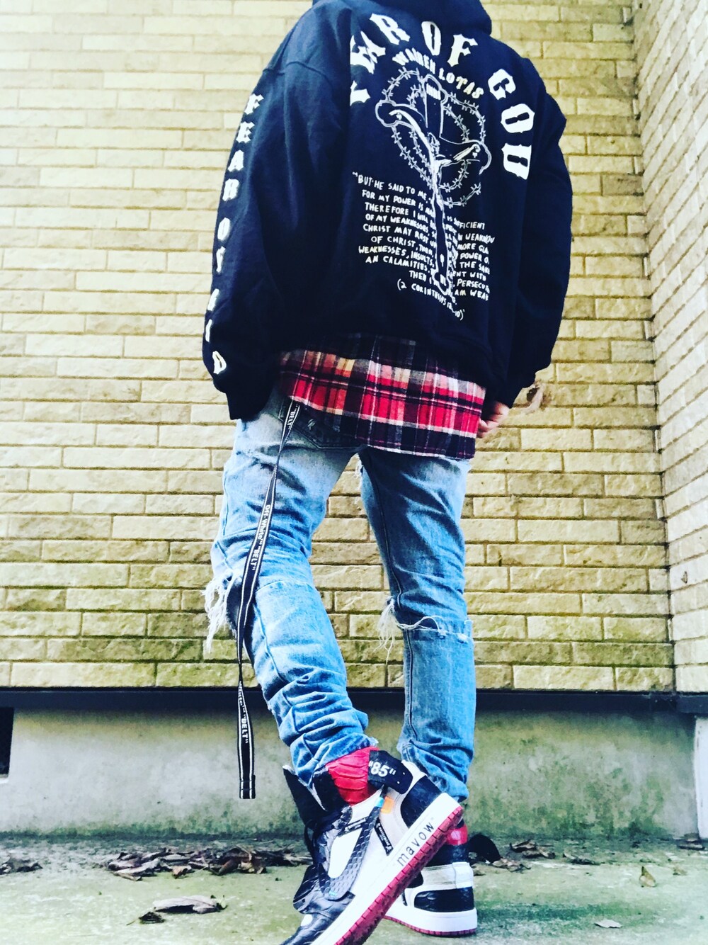 「fear of god、warrenlotas、fear of god×warrenlotas、AIR JORDAN、カスタムスニーカー、エアジョーダン1、フーディー、OFF-WHITE、ウォーレンロータス、フィアオブゴッド」｜「fear of god×warrenlotusのアイテム（パーカー、ブラック系）」を使った、まぁ坊さん（メンズ・178cm）の冬コーディネートの1枚目の写真