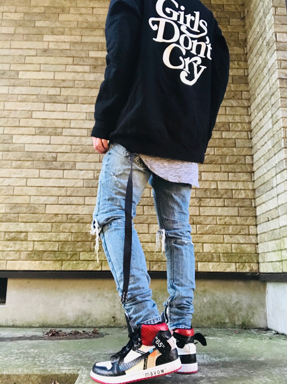 「Girls don't cry、ガールズドントクライ、fear of god、AIR JORDAN、カスタムスニーカー、エアジョーダン1、mavowjordan、off white、offwhite×nike、スニーカー」｜「Girls Don't Cryのgirls don't cry（パーカー、ブラック系）」を使った、まぁ坊さん（メンズ・178cm）の冬コーディネートの1枚目の写真