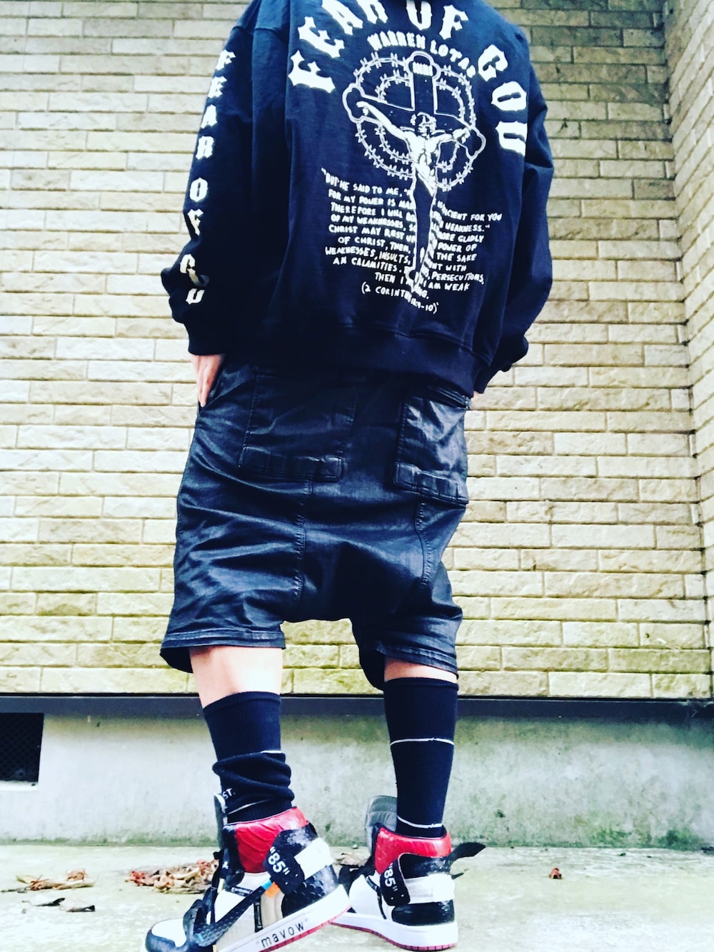 「fear of god、fear of god×warrenlotas、warrenlotas、RICKOWENS、カスタムスニーカー、リックオウエンス、フーディー、AIR JORDAN、クロコーデ、黒」｜「fear of god×warrenlotusのアイテム（パーカー、ブラック系）」を使った、まぁ坊さん（メンズ・178cm）の冬コーディネートの1枚目の写真