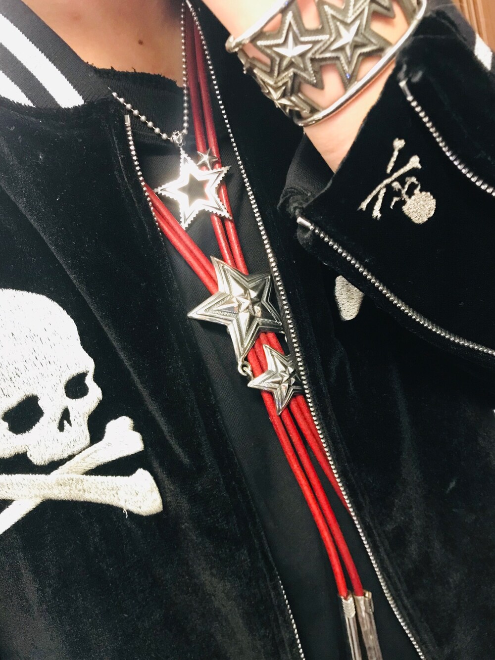 「Cody Sanderson、コディサンダーソン、ボロータイ、ループタイ、阪急メンズ東京、阪急メンズ限定、mastermind world、マスターマインドワールド、アクセサリー重ね付け、worldstyling」｜「CODY SANDERSONのアイテム（ネックレス、シルバー系）」を使った、まぁ坊さん（メンズ・178cm）の春コーディネートの1枚目の写真