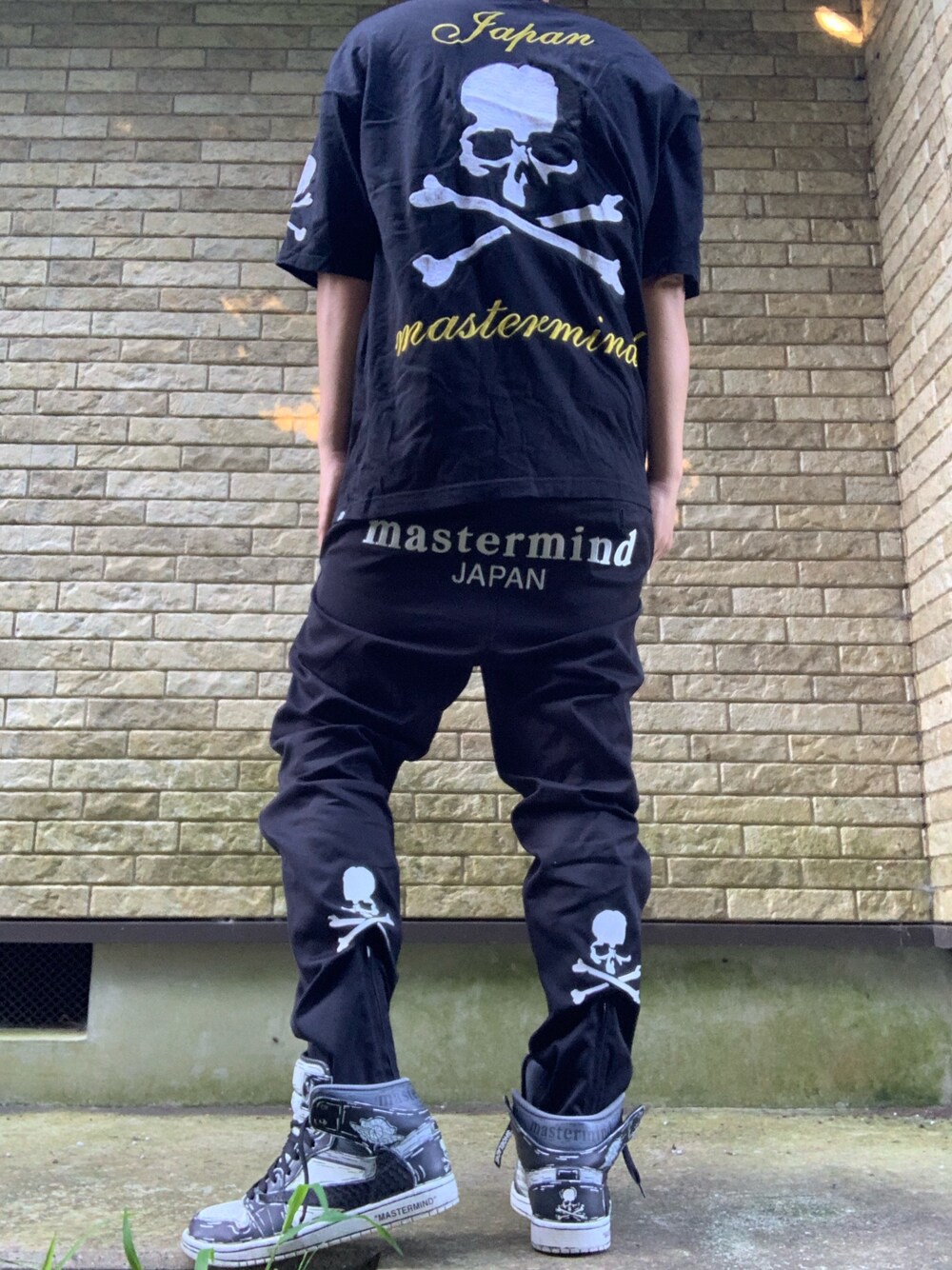 「mastermind JAPAN、マスターマインドジャパン、AIR JORDAN、エアジョーダン、カスタムスニーカー、CUSTOM、マスターシード、刺繍、エンブロイダリー、ootd」｜「mastermind JAPANのアイテム（Tシャツ/カットソー、ブラック系）」を使った、まぁ坊さん（メンズ・178cm）の夏コーディネートの1枚目の写真