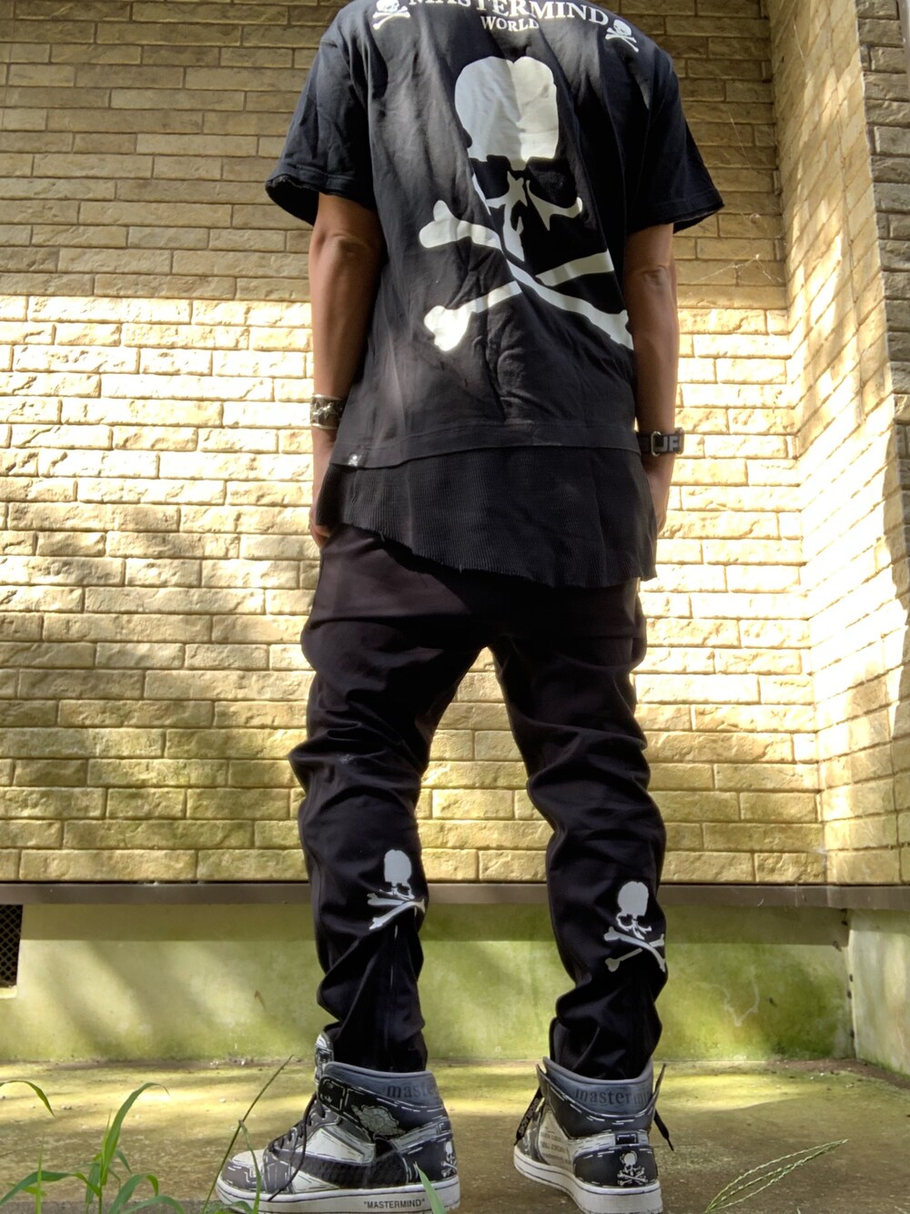 「mastermind JAPAN、mastermind world、マスターマインドジャパン、マスターマインドワールド、supreme、シュプリーム、カスタムスニーカー、カスタムバンド」｜「mastermind worldのアイテム（Tシャツ/カットソー、ブラック系）」を使った、まぁ坊さん（メンズ・178cm）の夏コーディネートの1枚目の写真