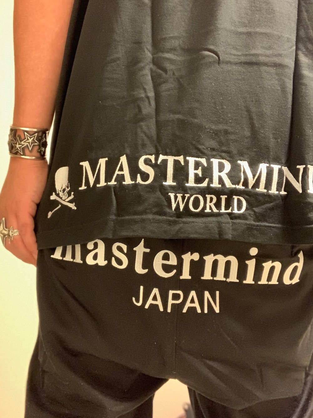 「mastermind JAPAN、mastermind world、腰ロゴ、Cody Sanderson、コディサンダーソン、マスターマインドジャパン、マスターマインドワールド、マスターマインド、mastermind」｜「CODY SANDERSONのアイテム（バングル/リストバンド、シルバー系）」を使った、まぁ坊さん（メンズ・178cm）の夏コーディネートの1枚目の写真