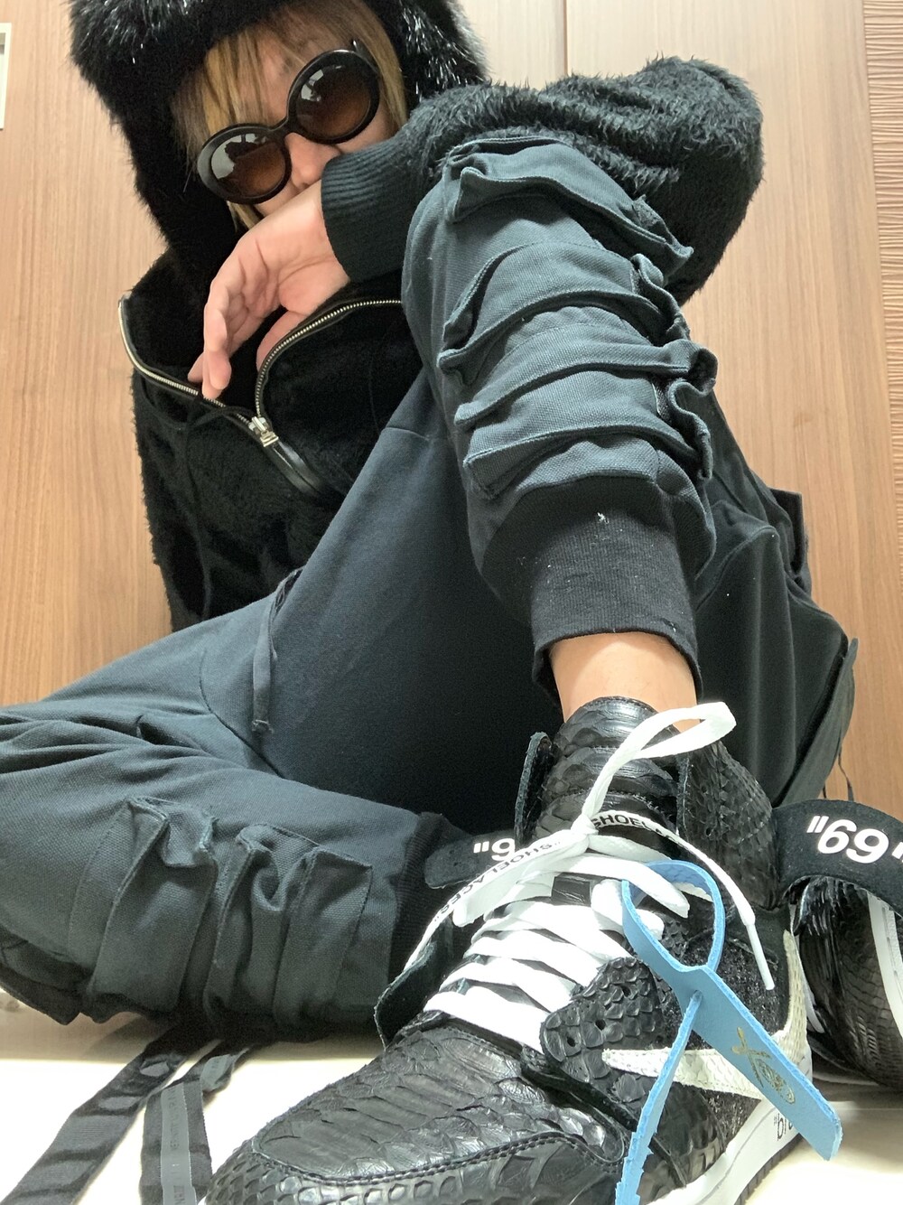 「THESHOESURGEON、shoesurgeon、カスタムスニーカー、mastermind JAPAN、マスターマインドジャパン、unravel project、アンレーベルプロジェクト、PRADA、プラダ、ファー小物」｜「no brandのアイテム（帽子、ブラック系）」を使った、まぁ坊さん（メンズ・178cm）の秋コーディネートの1枚目の写真