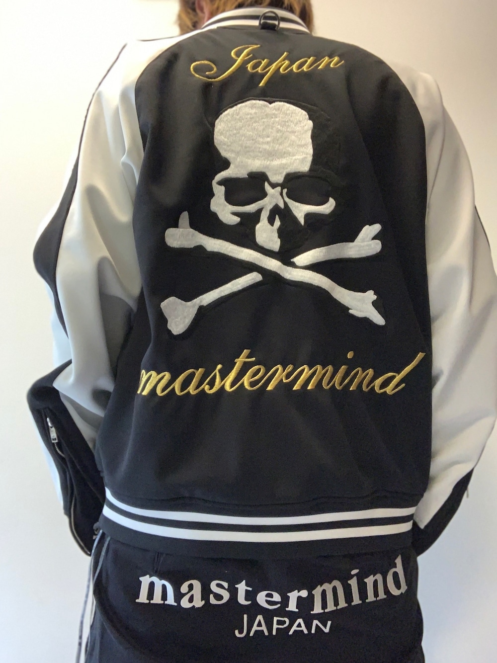 「mastermind JAPAN、マスターマインドジャパン、スカジャン、スカジャンコーデ、mastermind world、マスターマインドワールド、スーベニアジャケット、マスターマインド、mastermind、19ss」｜「mastermind JAPANのアイテム（スカジャン、ブラック系）」を使った、まぁ坊さん（メンズ・178cm）の秋コーディネートの1枚目の写真