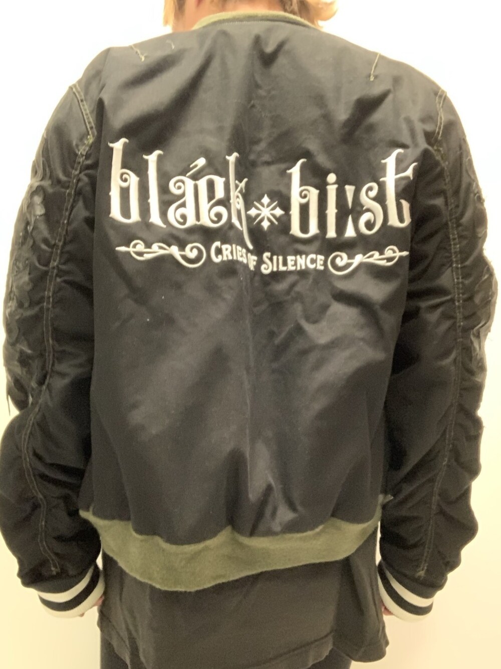 「"blˈæk★bíːst"、ブラックビースト、READYMADE、Chrome Hearts、fear of god、JESSEjacket、CUSTOM、カスタム、ボンバージャケット、クロムハーツ」｜「readymadeのblˈæk★bíːst__readymade JESEEJACKET custom    渾身の一枚。readymadeのジェシージャケットをベースに着なくなったアイテムのパーツを使いカスタム。京染後　ナンバーナイン　ダイナライブパーカーの袖を使用、袖のレザーはクロムハーツのパーカーから移植、バックはロゴ刺繍いれました（MA-1、ブラック系）」を使った、まぁ坊さん（メンズ・178cm）の冬コーディネートの1枚目の写真