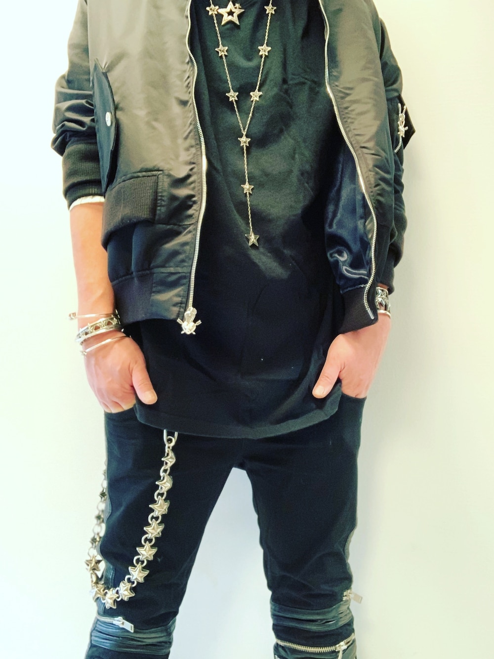 「Cody Sanderson、codysanderson×3paradis、コディサンダーソン、コディサンダーソン×3paradis、saint laurent paris、サンローランパリ、バイカーデニム、ウォレットチェーン、カフス、ネックレス重ね付け」｜「CODY SANDERSONのアイテム（ネックレス、シルバー系）」を使った、まぁ坊さん（メンズ・178cm）の冬コーディネートの1枚目の写真