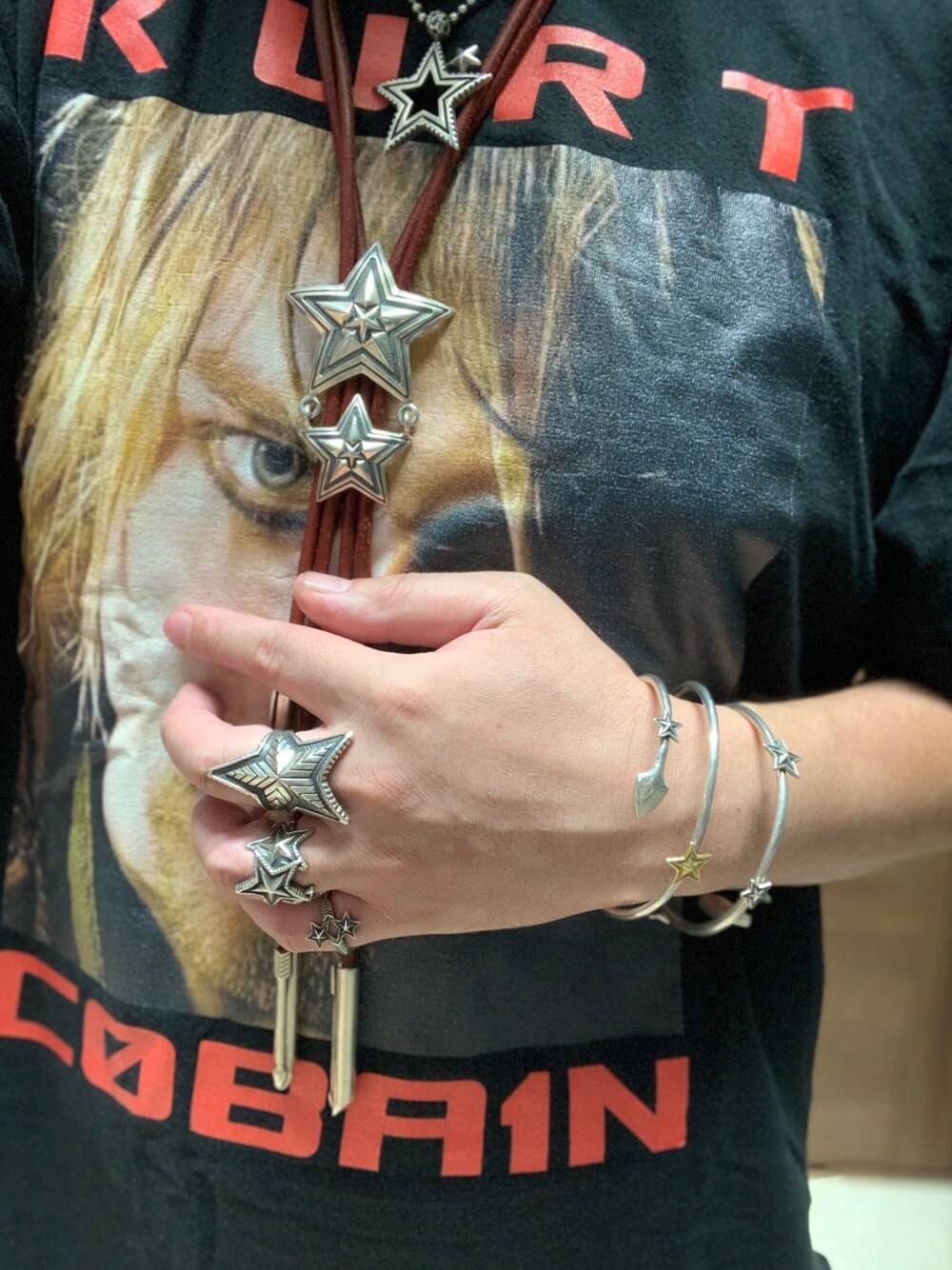 「Cody Sanderson、コディサンダーソン、codysanderson.com、worldstyling、ボロータイ、カフス、リング、ネックレス、ネックレス重ね付け、カートコバーン」｜「CODY SANDERSONのアイテム（ネックレス、シルバー系）」を使った、まぁ坊さん（メンズ・178cm）の夏コーディネートの1枚目の写真