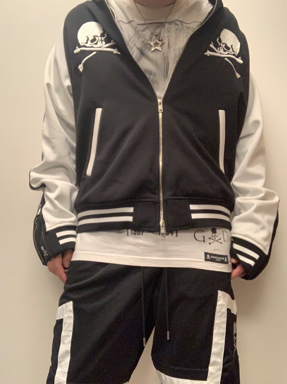 「mastermind world、mastermind JAPAN、マスターマインドワールド、マスターマインドジャパン、Cody Sanderson、コディサンダーソン、スカジャン、バスケショーツ、白黒、fear of god×mastermind japan」｜「mastermind JAPANのアイテム（スカジャン、ブラック系）」を使った、まぁ坊さん（メンズ・178cm）の冬コーディネートの1枚目の写真