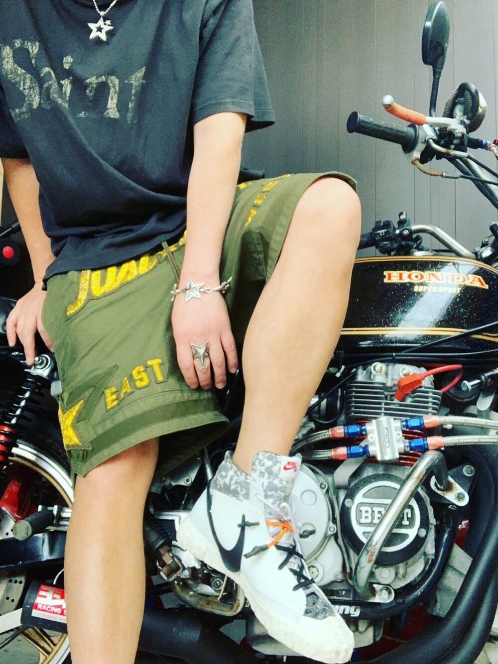 「READYMADE、saintmichael、SAINTMXXXXXX、セントマイケル、NIKE、JUSTDON、ヴィンテージ、Cody Sanderson、コディサンダーソン、おしゃれさんと繋がりたい」｜「saint michaelのアイテム（Tシャツ/カットソー、ブラック系）」を使った、まぁ坊さん（メンズ・178cm）の春コーディネートの1枚目の写真