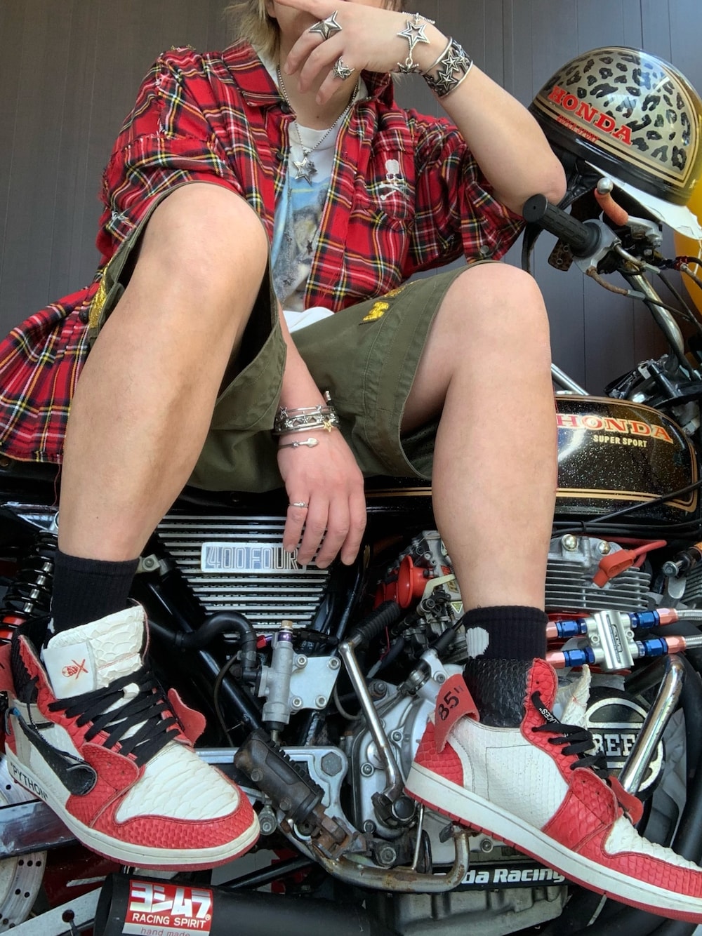 「saint michael、SAINTMXXXXXX、セントマイケル、shoesurgeon、シューサージョン、マスターマインドワールド、マスターマインドジャパン、Cody Sanderson、コディサンダーソン、READYMADE」｜「shoe surgeonのアイテム（スニーカー、レッド系）」を使った、まぁ坊さん（メンズ・178cm）の春コーディネートの1枚目の写真