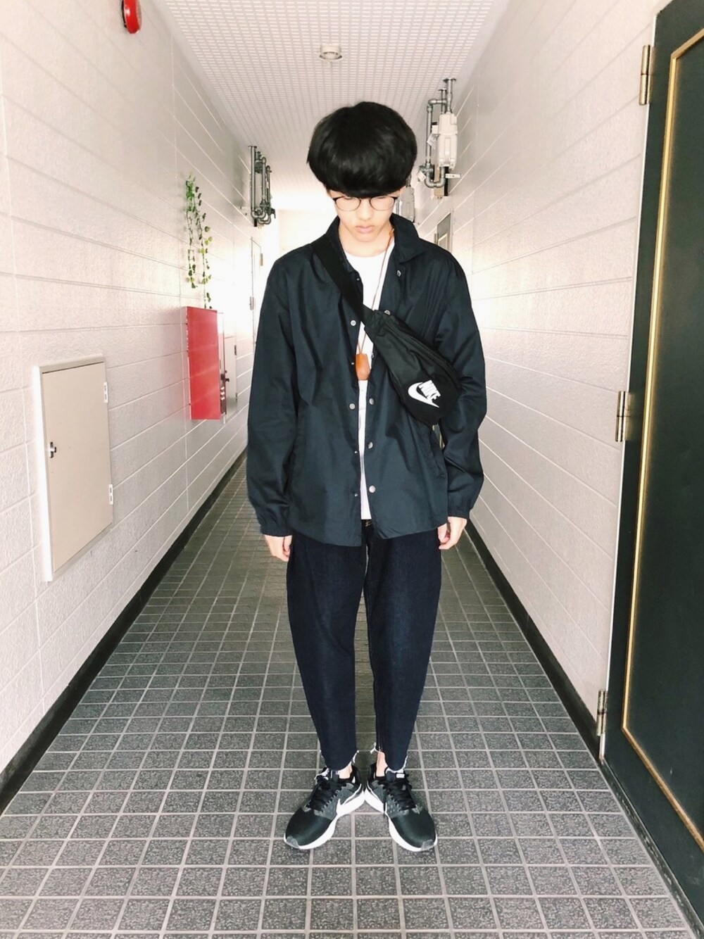 「コーチジャケット、白ロンT、きりっぱなし、切りっぱなしデニム、プチプラ、中学生、メガネ男子、シンプル、ナイキ、ななめがけかばん」｜「WEGOのWEGO/ナイロンコーチジャケット（ブルゾン、ブラック系）」を使った、☞Akiiiiix✌︎さん（メンズ・172cm）の春コーディネートの1枚目の写真