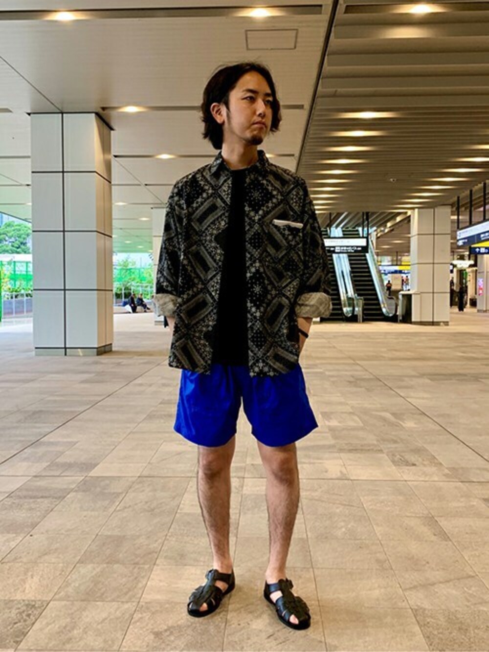 その他のシャツ/ブラウス、ブルー系のその他パンツ、ブラック系のTシャツ/カットソーを着用したメンズの夏コーディネートの1枚目の写真