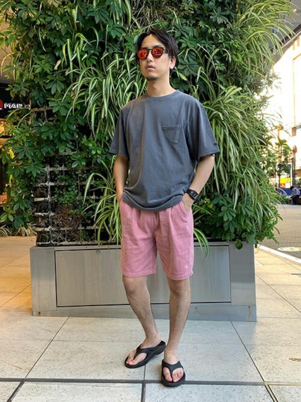 ピンク系のその他パンツ、ブラック系のTシャツ/カットソー、ブラック系のサンダルを着用したメンズの夏コーディネートの1枚目の写真