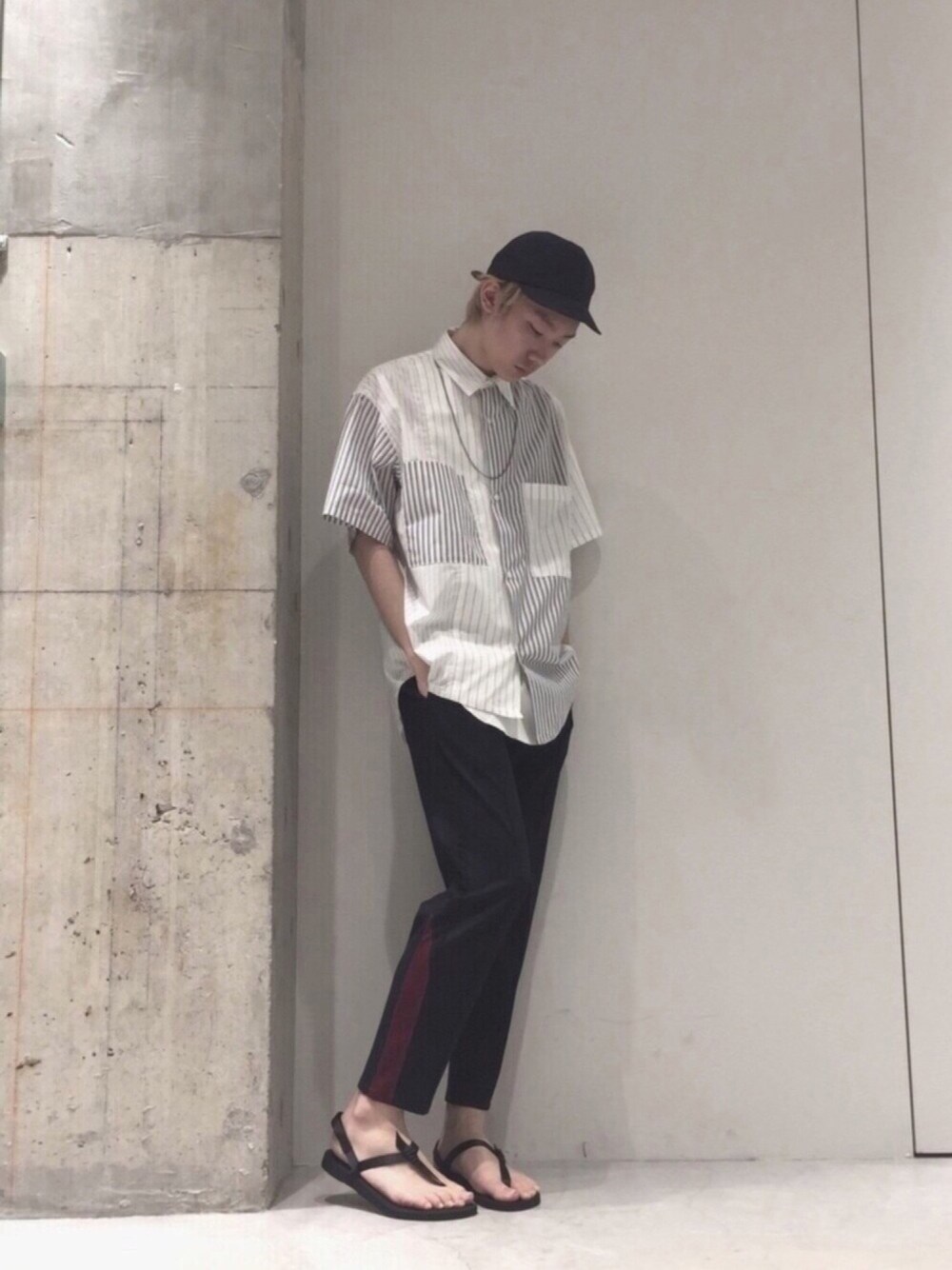「ビッグシルエット、STUDIOUS、トラックパンツ、オーバーサイズ、ストリート、シャツ、モノトーン、キャップ、ラインパンツ」｜「KIITのアイテム（シャツ/ブラウス、ホワイト系）」を使った、西島 駿さん（メンズ・176cm）の夏コーディネートの1枚目の写真