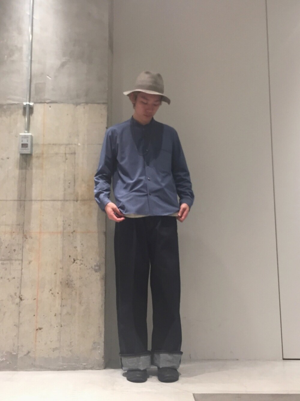 「夏、シンプルコーデ、ネイビー、シャツスタイル、STUDIOUS、大阪、イーマ、ワイドデニム、デニム、ハット」｜「STUDIOUS HIGHのSTUDIOUS HIGH リネコ2WAYバンドカラーシャツ（シャツ/ブラウス、ブルー系）」を使った、西島 駿さん（メンズ・177cm）の夏コーディネートの1枚目の写真