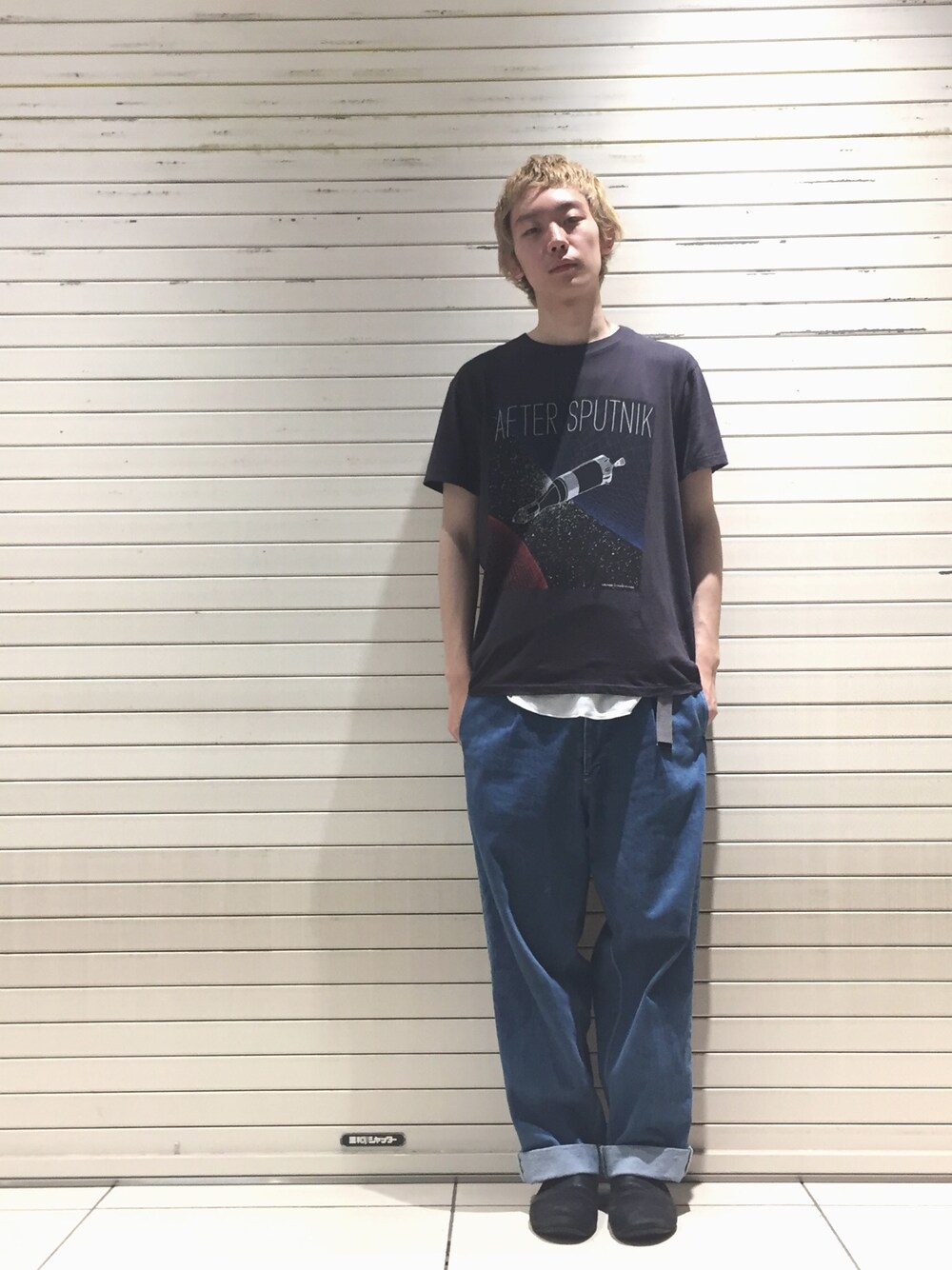 「シンプル、summer、NHOOLYWOOD、デニム、ベルベルジン、ワイドデニム、STUDIOUS、大阪、イーマ」｜「N.HOOLYWOODの【N.HOOLYWOOD】<STUDIOUS限定>復刻AFTER SPUTNIKグラフィックTシャツ（Tシャツ/カットソー、グレー系）」を使った、西島 駿さん（メンズ・177cm）の夏コーディネートの1枚目の写真