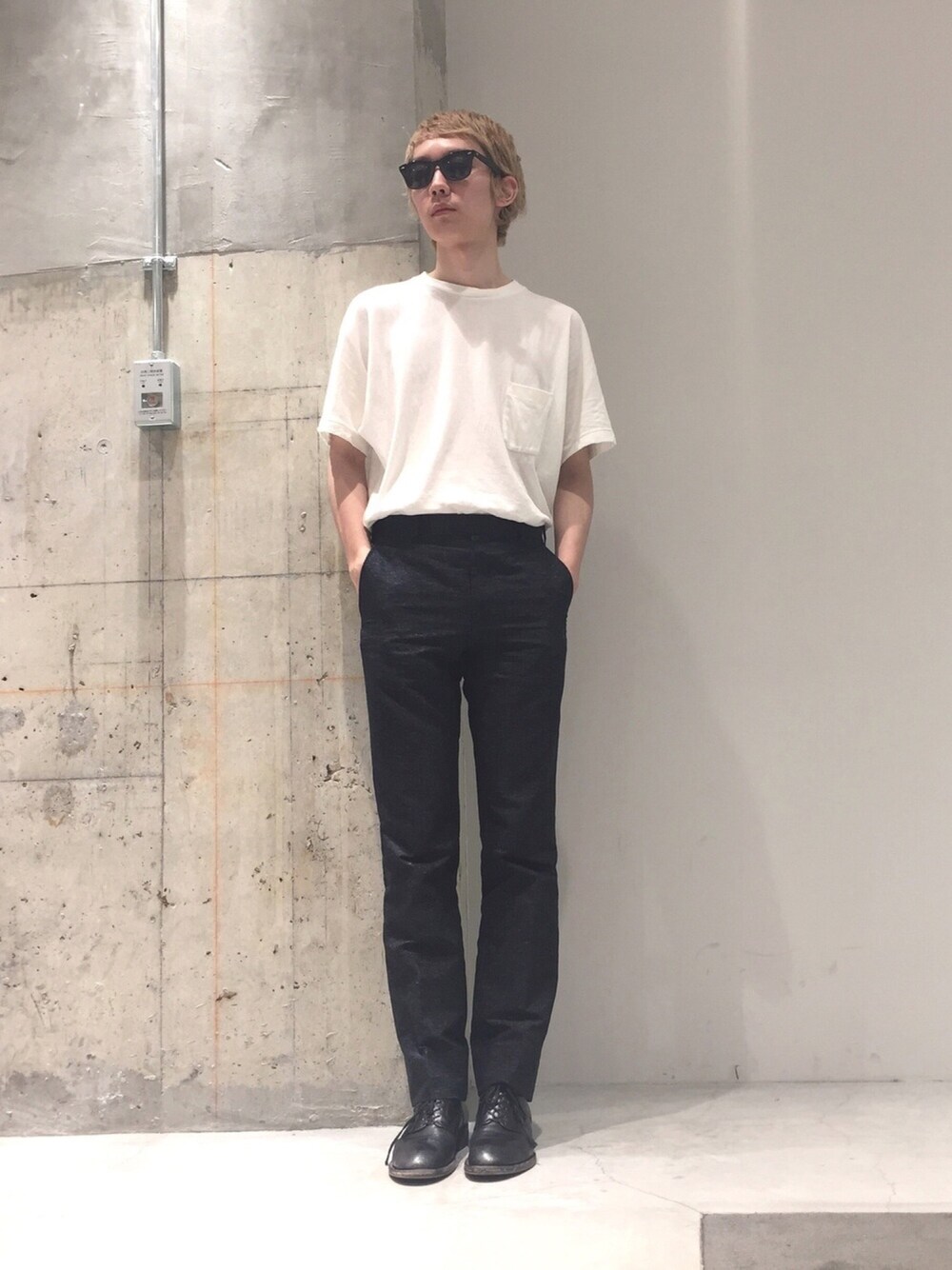 「夏コーデ、シンプルコーデ、ブラック、サングラス、ジョンローレンスサリバン、エヌハリウッド、STUDIOUS、大阪、イーマ」｜「salvy;のアイテム（Tシャツ/カットソー、ホワイト系）」を使った、西島 駿さん（メンズ・177cm）の夏コーディネートの1枚目の写真