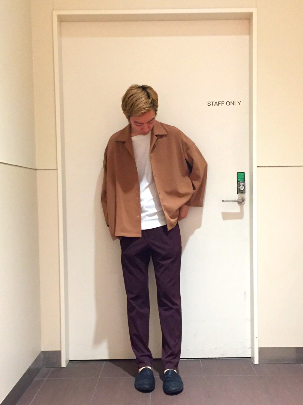 「シンプルコーデ、ootd、ラフ、キレイめ、開襟シャツ、オープンカラーシャツ、秋のコーデ、STUDIOUS、大阪、ルクア」｜「STUDIOUSのSTUDIOUS マルチストレッチオープンカラーオーバーシャツ【先行予約】（シャツ/ブラウス、イエロー系）」を使った、西島 駿さん（メンズ・177cm）の夏コーディネートの1枚目の写真