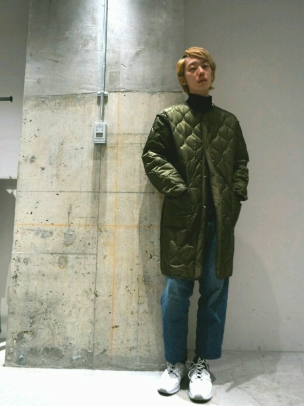 「オトナカジュアル、ootd、冬、キルティング、N.HOOLYWOOD、New Balance、STUDIOUS」｜「STUDIOUSのキルティングコクーンコート（ミリタリージャケット、グリーン系）」を使った、西島 駿さん（メンズ・177cm）の秋コーディネートの1枚目の写真