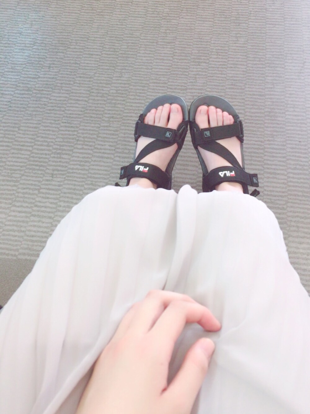 「FILAのアイテム（サンダル、ブラック系）」を使った、maruoさん（レディース・160cm）の春コーディネートの1枚目の写真