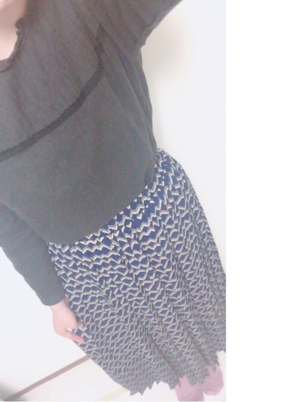 「プリーツスカート、柄スカート」｜「studio CLIPのアイテム（Tシャツ/カットソー、ブラック系）」を使った、maruoさん（レディース・160cm）の春コーディネートの1枚目の写真
