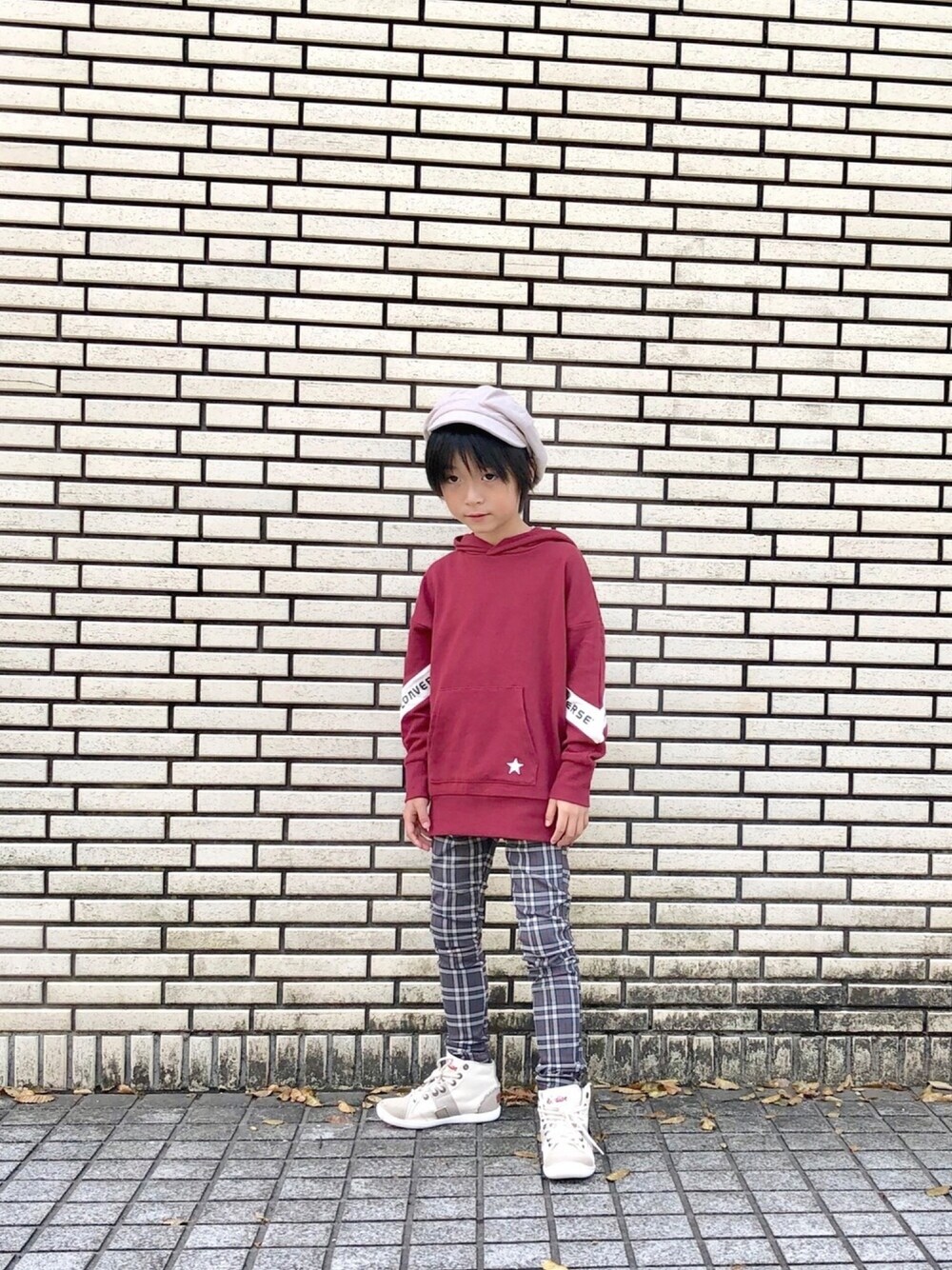 「キッズコーデ、男の子コーデ、カジュアルコーデ、こどもコーデ、小学生、むすこーで、ブランシェス、秋色、チェック柄に恋してる」｜「BRANSHESの【★CONVERSE】ライン切り替えプルオーバー（パーカー、レッド系）」を使った、りゅうしんさん（キッズ・122cm）の秋コーディネートの1枚目の写真