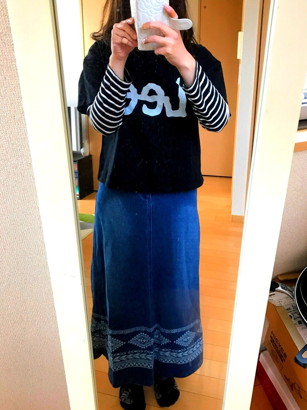 「スニーカー、黒、春、公園、スカート、半袖、ムラスポ、ライトオン、LEE」｜「LeeのLee ロゴスウェットプルオーバー（Tシャツ/カットソー、ブラック系）」を使った、ぽんまなさん（レディース・162cm）の春コーディネートの1枚目の写真
