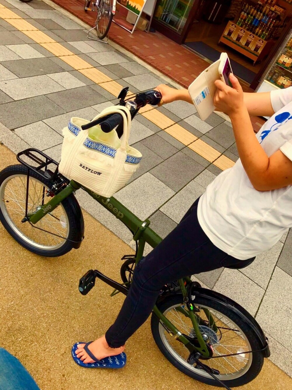 「夏、サイクリング、ラフ、ユニクロ、黒、折りたたみ自転車、ベルシュカ、ミッキー、軽井沢、ダメージデニム」｜「BAYFLOWのBAYFLOW／シーズンロゴトート ペーパーフリンジ S　17SS（トートバッグ、ホワイト系）」を使った、ぽんまなさん（レディース・162cm）の夏コーディネートの1枚目の写真