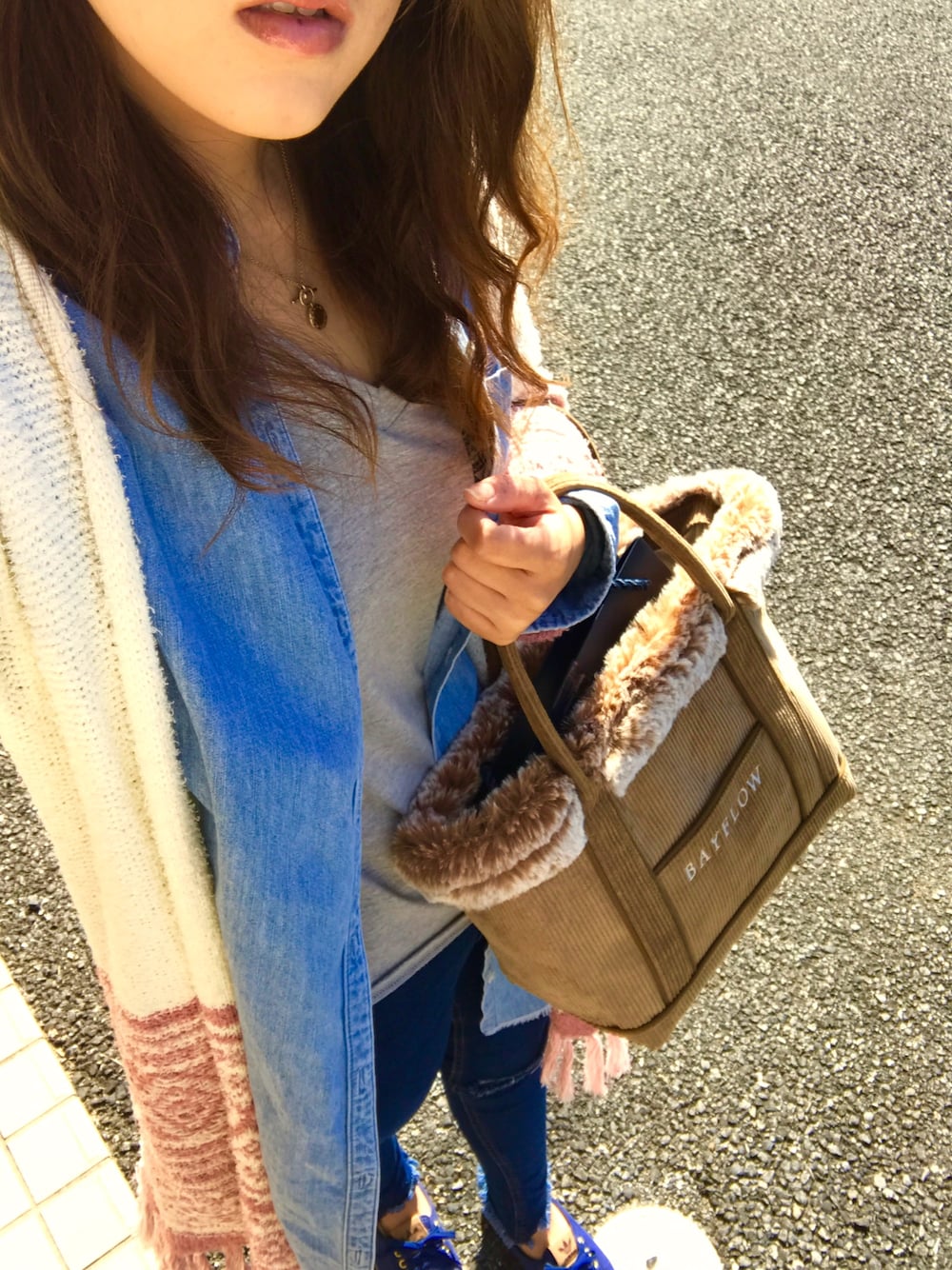 「セール品、ベイフロー(BAYFLOW)、トートバッグ、西海岸、ロキシー、9月、秋、デニムシャツ、カーディガン、デニム」｜「サンキのアイテム（Tシャツ/カットソー、グレー系）」を使った、ぽんまなさん（レディース・162cm）の秋コーディネートの1枚目の写真