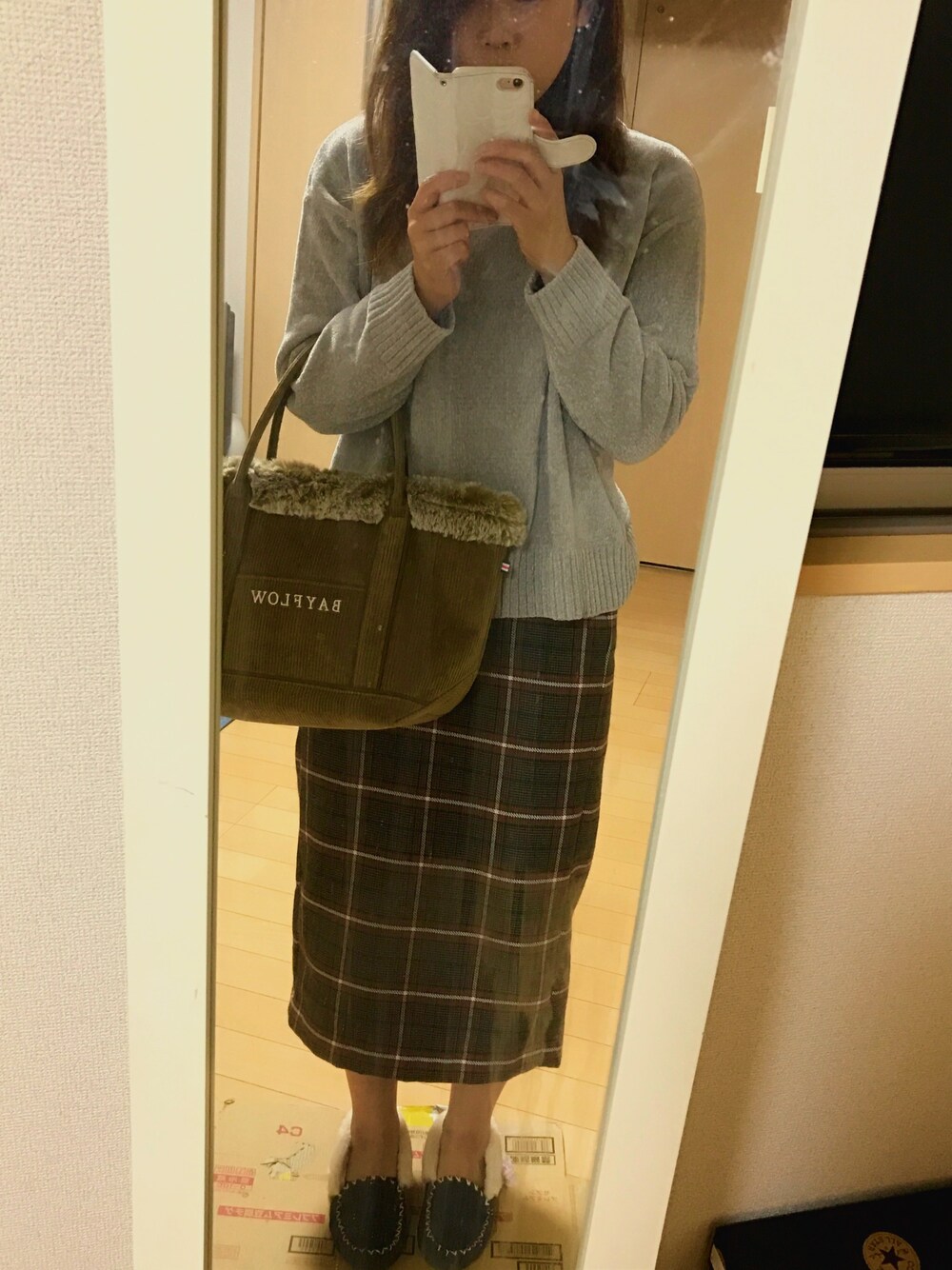 「秋、モカシン、綺麗め、秋冬、スカート、GU、プチプラ、ベイフロー、ニット、でぶ」｜「BAYFLOWのBAYFLOW／シーズンロゴトート コーデュロイ×ファー Mサイズ　17AW（トートバッグ、ブラウン系）」を使った、ぽんまなさん（レディース・162cm）の秋コーディネートの1枚目の写真